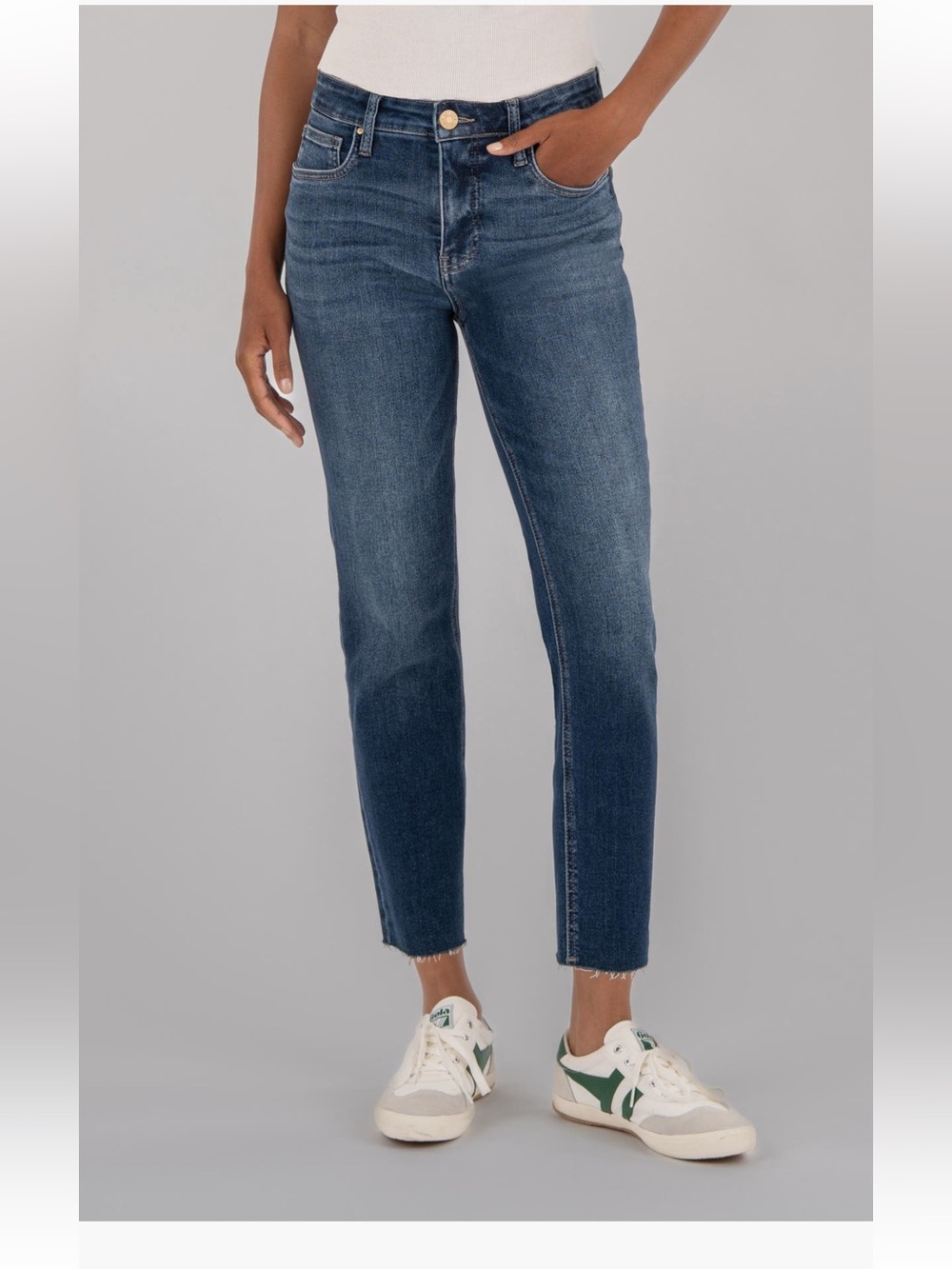 KUT from the Kloth Rachael Raw Hem High Rise
Mom Jeans size 6 NWT